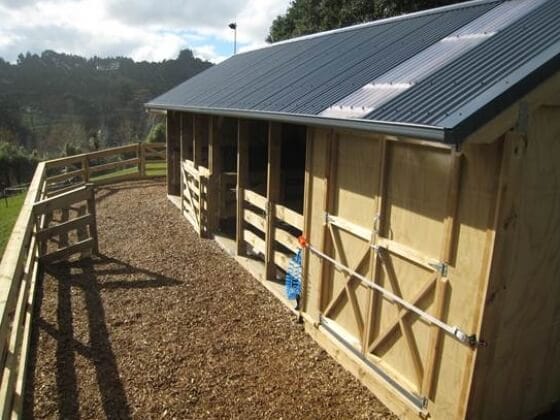 Settler 2 Bay Stable with tack shed - Image 3